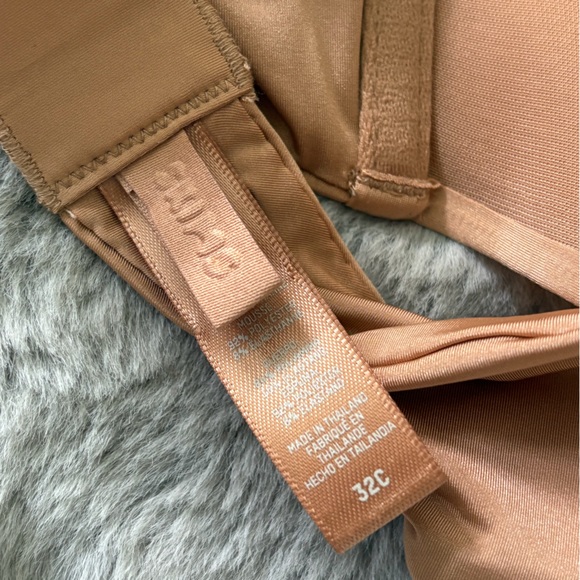 SKIMS Weightless Scoop Bra 32C - Picture 3 of 4